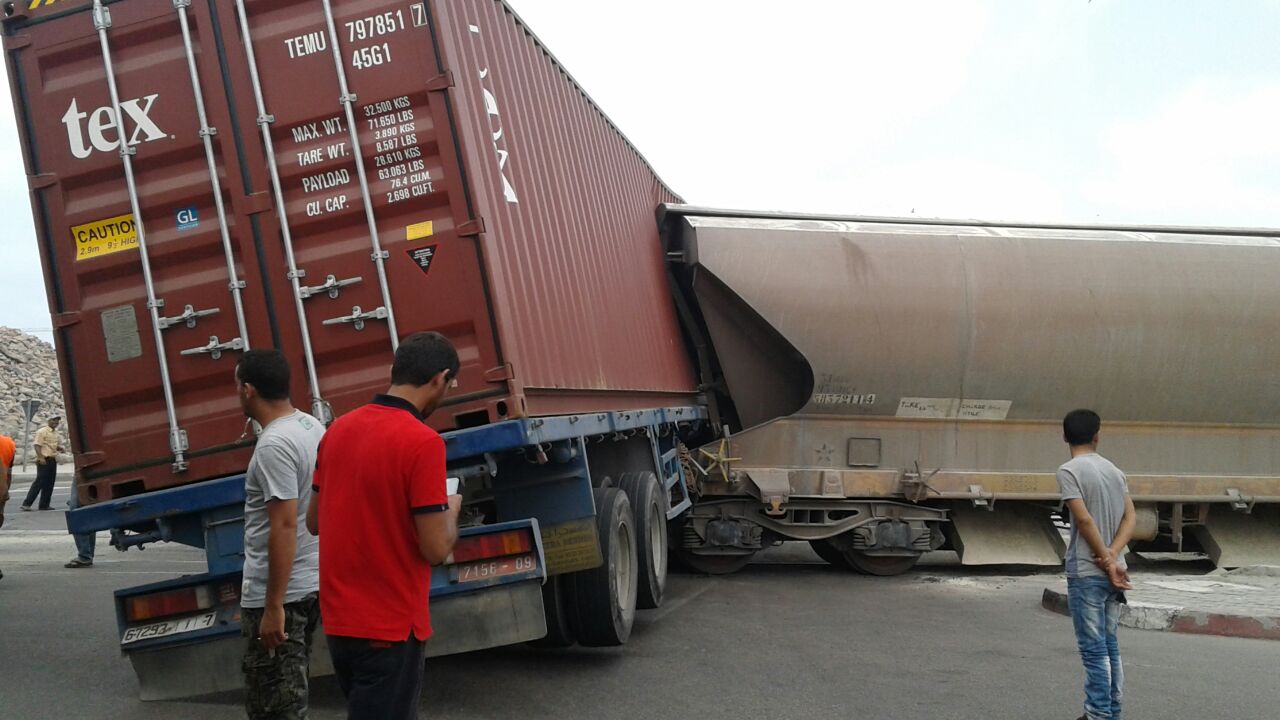 ميناء الدارالبيضاء : حادث بين قطار لنقل الفوسفاط و شاحنة لنقل الصناديق الحديدية