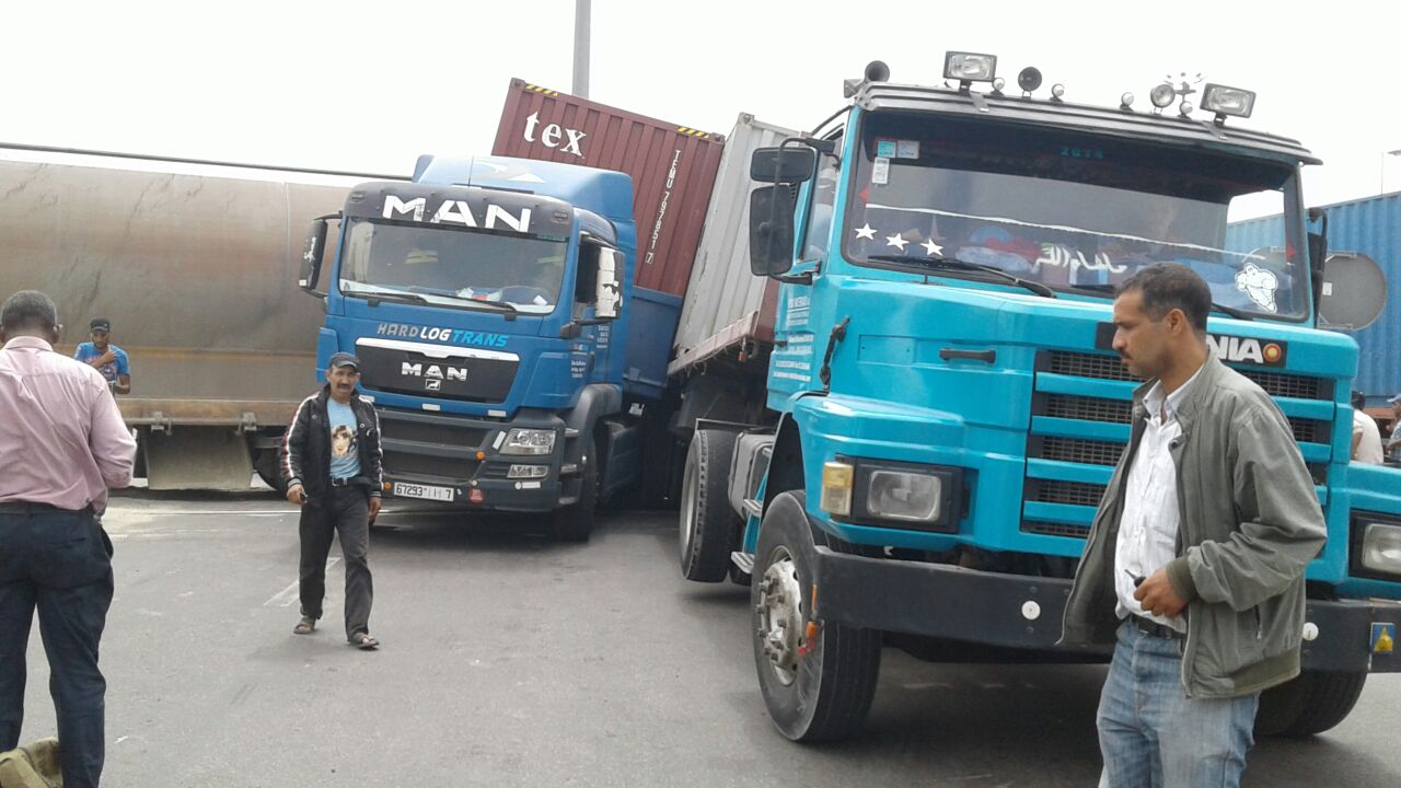 ميناء الدارالبيضاء : حادث بين قطار لنقل الفوسفاط و شاحنة لنقل الصناديق الحديدية