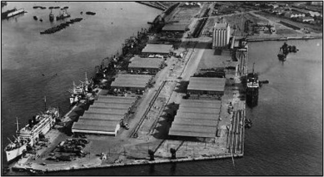 paquebot accoste a lextremite du mole du commerce