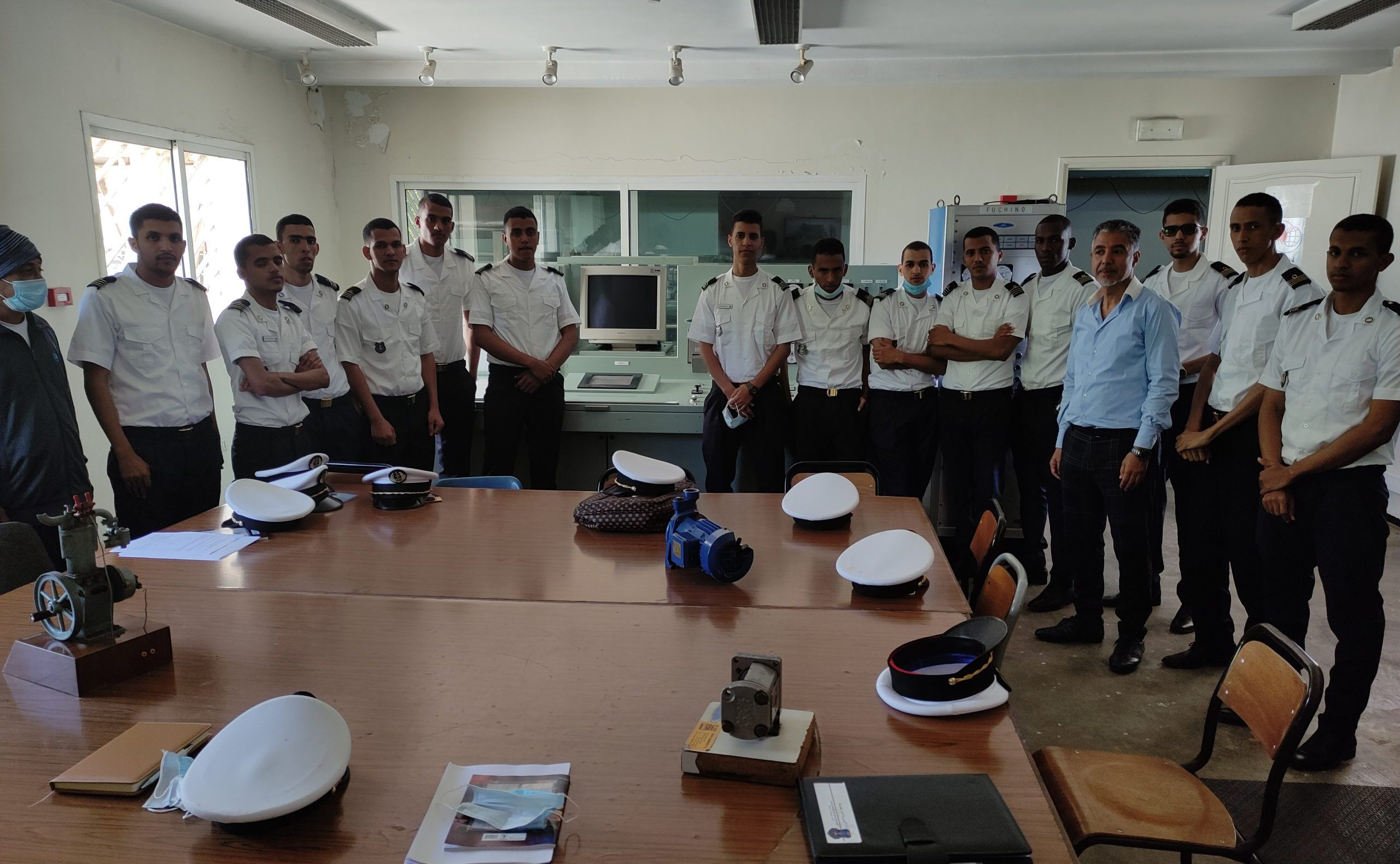 etudiants dans la salle machine scaled e1620855136101